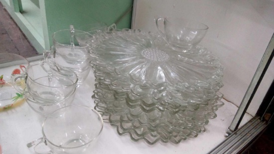 10 PLACE SET HAZEL ATLAS SUNFLOWER SNACK/LUNCHEON TRAY AND TEACUP