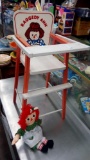 RAGGEDY ANN WOODEN DOLL HIGH CHAIR, LIFT TRAY WITH PLAY SCHOOL 1990 DOLL