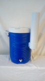 RUBBERMAID BLUE AND WHITE 5 GALLON DRINKING WATER DISPENSER AND CUP HOLDER