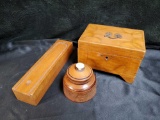 (3) VINTAGE / ANTIQUE WOODEN LIDDED CONTAINERS INCLUDING TRINKET BOX, PENCIL HOLDER