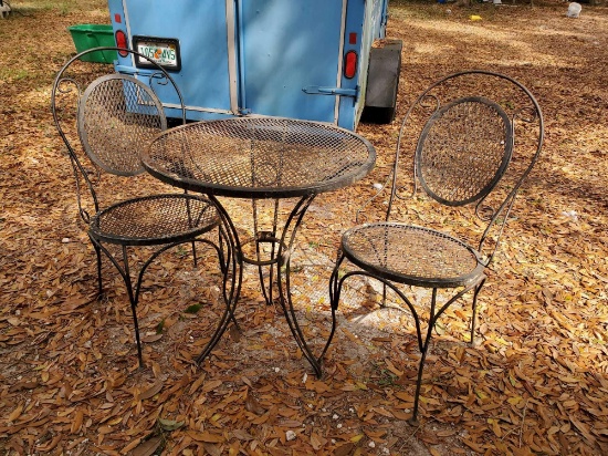 VINTAGE SWEET WROUGHT IRON and Metal BISTRO/ICE CREAM/PATIO TABLE AND CHAIRS