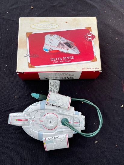 BOXED HALLMARK KEEPSAKE ORNAMENT STAR TREK DELTA FLYER