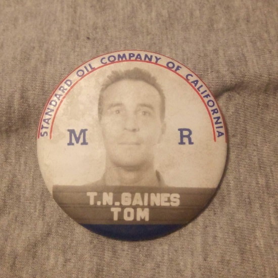 1942 STANDARD OIL COMPANY OF CALIFORNIA EMPLOYEES/WORKER BUTTON, MR, TN GAINES TOM
