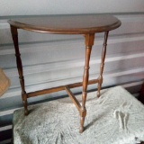 SMALL THREE LEGGED SPINDLE, FLAT BACK ACCENT TABLE, LIGHTWEIGHT