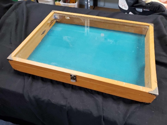 NICE DISPLAY CASE GLASS TOP WITH METAL CORNERS, GREEN FELT LINED