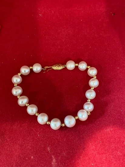 Gorgeous 14k gold and large pearl bracelet