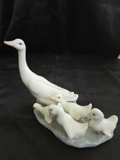 BEAUTIFUL DELICATE MOTHER GOOSE WITH GOSLINGS LLADRO NUMBERED FIGURE