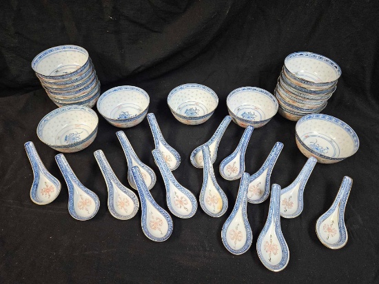 RARE VINTAGE CHINESE Rice Pattern PORCELAIN including SOUP BOWLS AND SPOONS