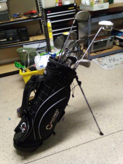 VERY NICE BLACK GOLF BAG WITH STAND ATTACHED AND CLUB CONTENTS INCLUDING CARBITE, TAYLORMADE, MG