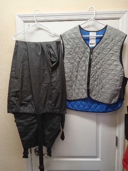 Bilt Brand Evaporative Cooling Vest XXL with fishing Waders, (strap needs repair)