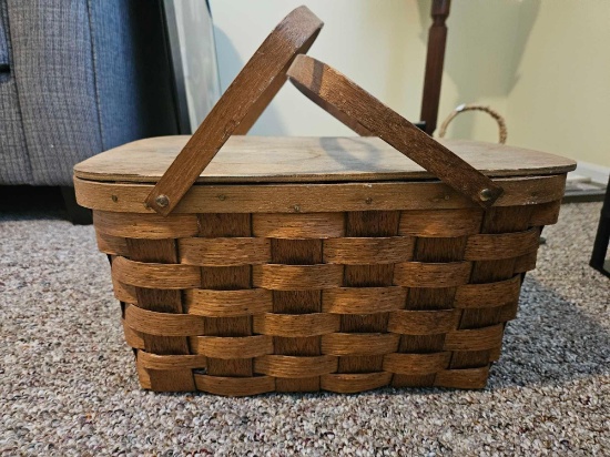 Adorable vintage picnic basket with sewing contents