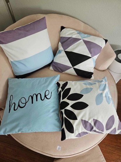 4 Decorative throw pillows
