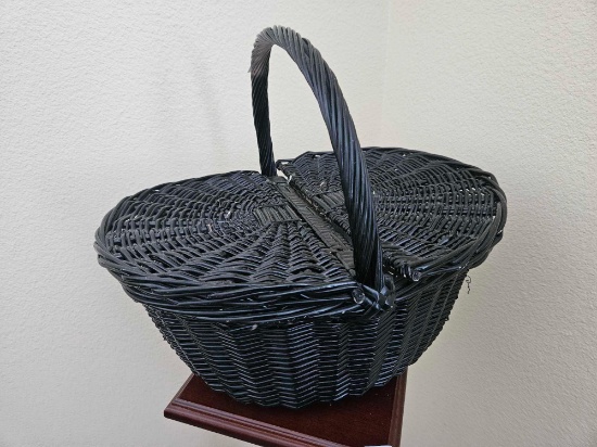 OVAL VINTAGE PICNIC BASKET