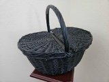 OVAL VINTAGE PICNIC BASKET