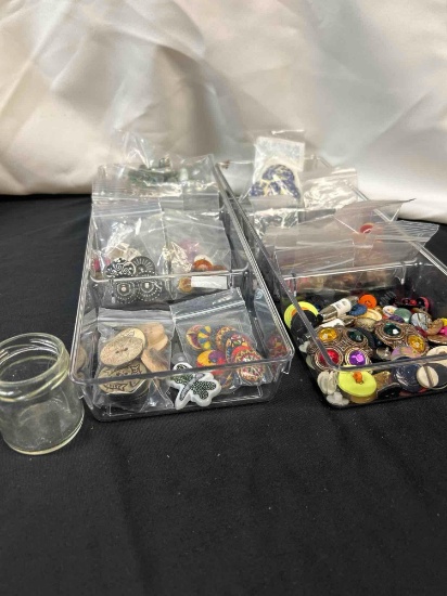 Every one will find something they like in this button lot! Lots of choices!