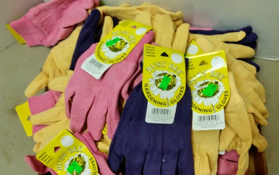 LARGE GROUP OF GARDENING GLOVES