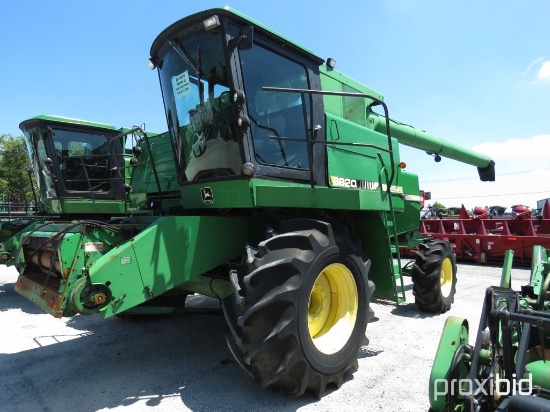 8820 John Deere Titan II Combine