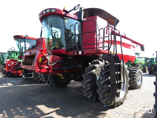 7010 Case IH Combine