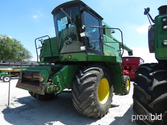 7720 JD Titan II Combine