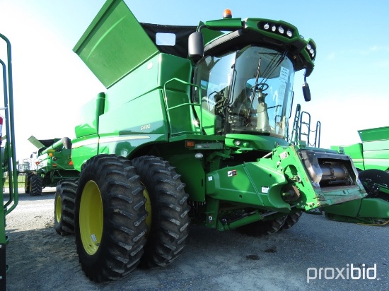 S690 John Deere Combine