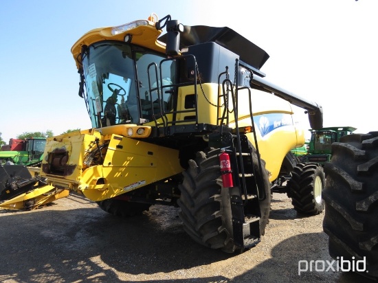 CR9060 New Holland Combine