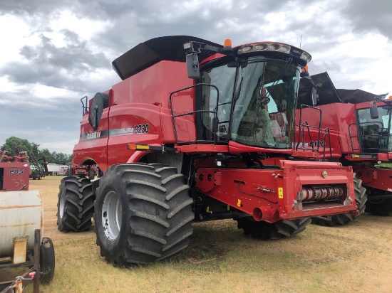 8230 CASE IH COMBINE