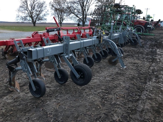 1000 Hiniker Cultivator, 16 row 30 inch spacing