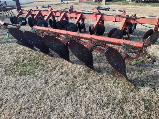 IH 440 plow