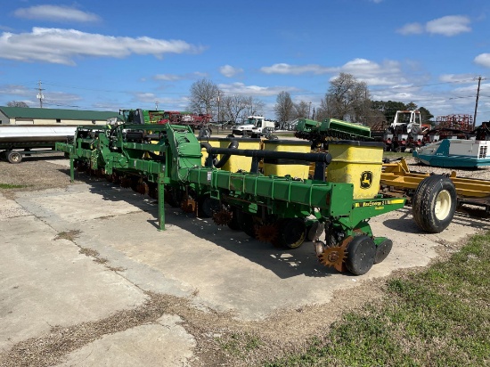 JOHN DEERE 12 ROW PLANTER