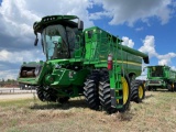 S670 JOHN DEERE COMBINE, 2015 YR.