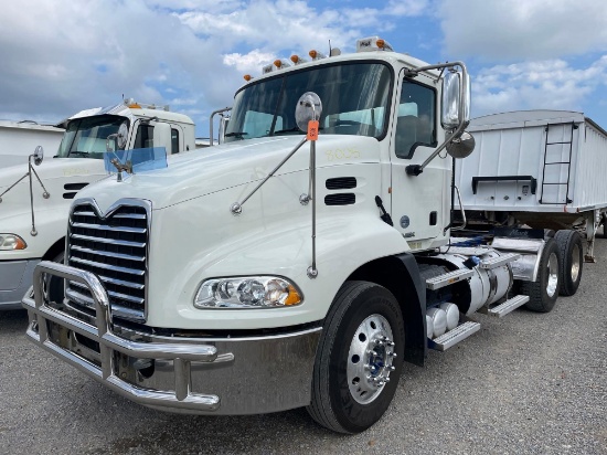 MACK DAY CAB SEMI TRUCK
