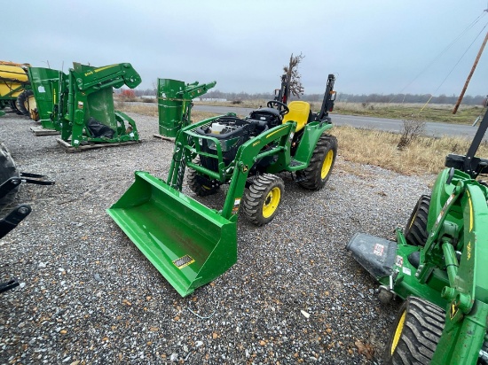 3025E JOHN DEERE TRACTOR WITH 300E LOADER