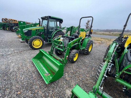 3025E JOHN DEERE TRACTOR WITH 300E LOADER