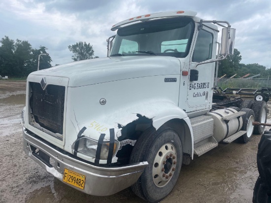 INTERNATIONAL DAY CAB SEMI TRUCK