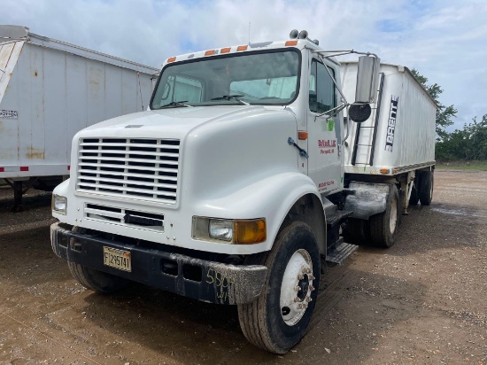 INTERNATIONAL DAY CAB SEMI TRUCK
