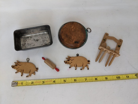 Miniatures Including 2 Pig Ornaments, Rolling Pin, Copper Pot, Metal Pan & Wooden Utensil Rack