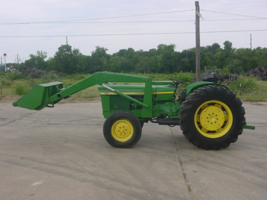 JD 820 W/ Loader Caldwell, TX