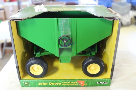 1/16 Ertyl John Deere Gravity Wagon MIB