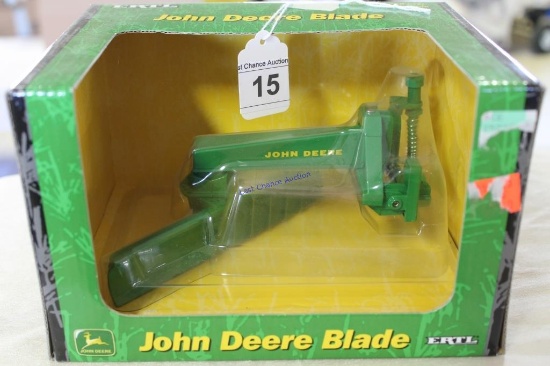 1/16 Ertyl John Deere Blade MIB