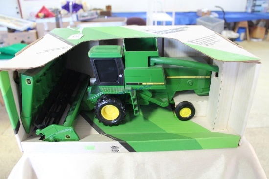 1/16 Ertyl John Deere Combine MIB