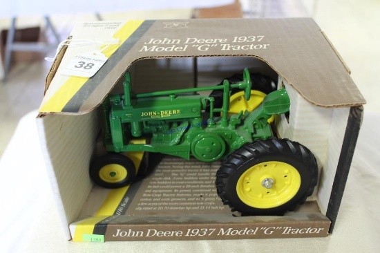 1/16 Ertyl John Deere Model G Tractor MIB
