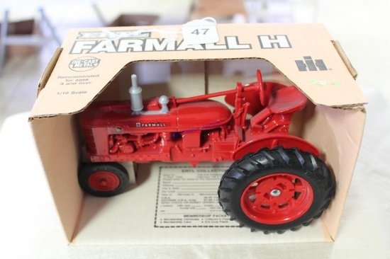1/16 Ertyl Farmall Model H Tractor MIB