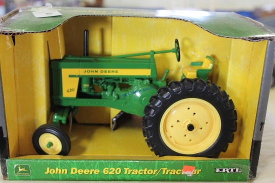 1/16 Ertyl John Deere Model 620 Tractor MIB