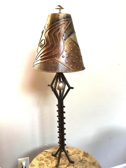 Artsy metal table lamp