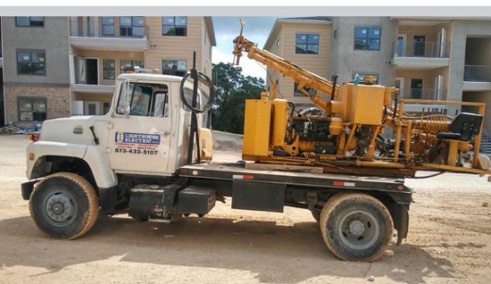 1984 Ford LN8000 Digger Truck