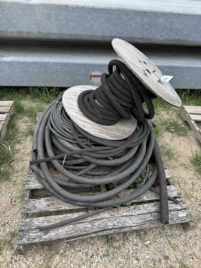 Mixed lot of hydraulic hoses.