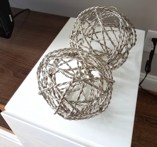 Set of metal tangled spheres
