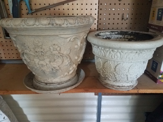 2 plastic planters