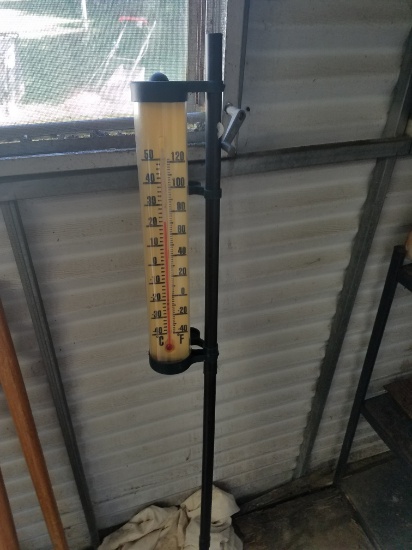 temp gauge on yard pole