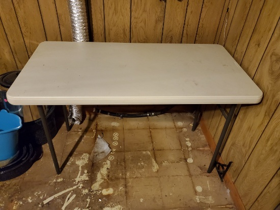 4 ft plastic table